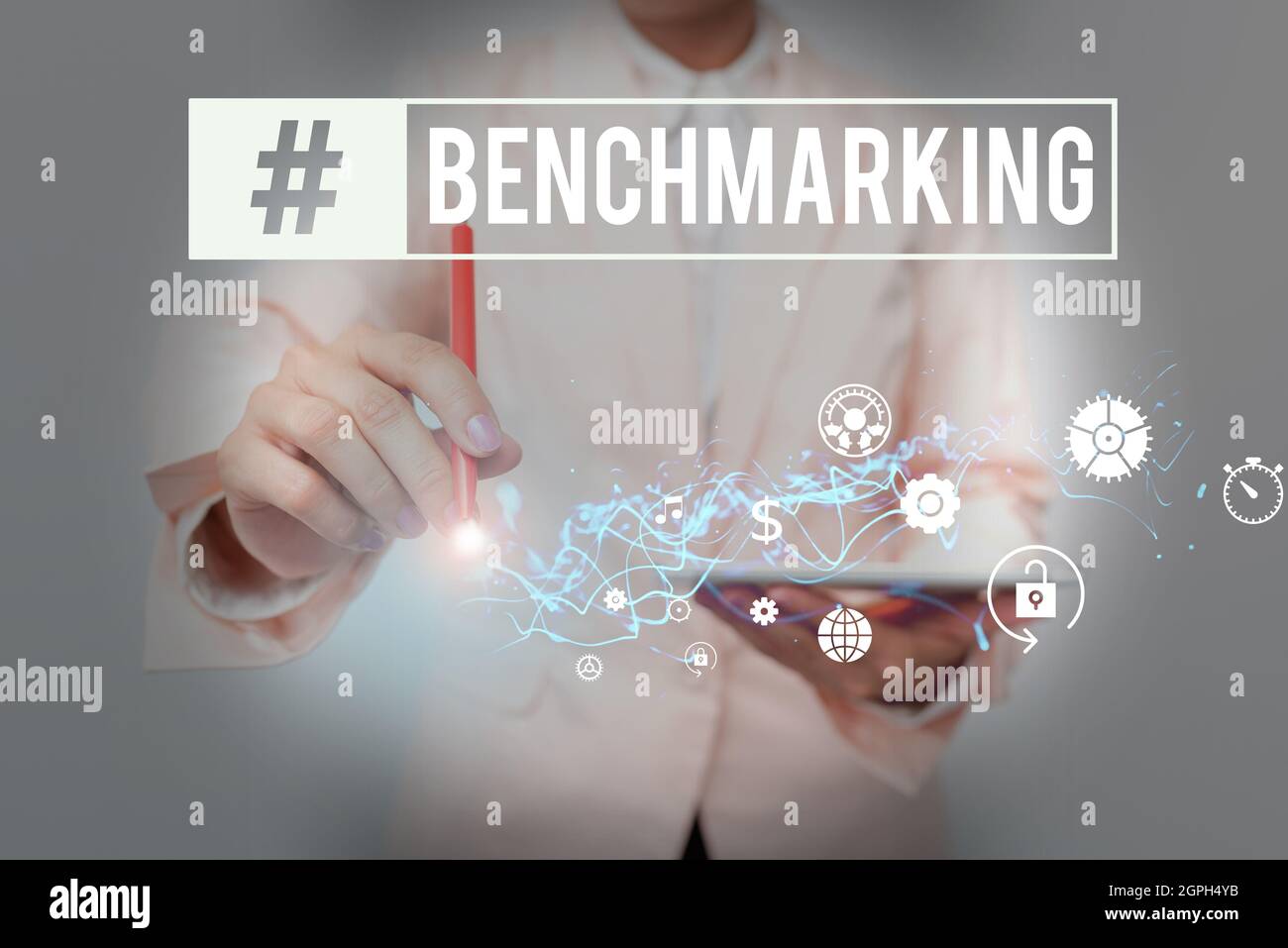 Segno che mostra il benchmarking. Internet Concept valutare qualcosa in confronto con standard o punteggi Lady in Suit Holding Phone e performance Foto Stock