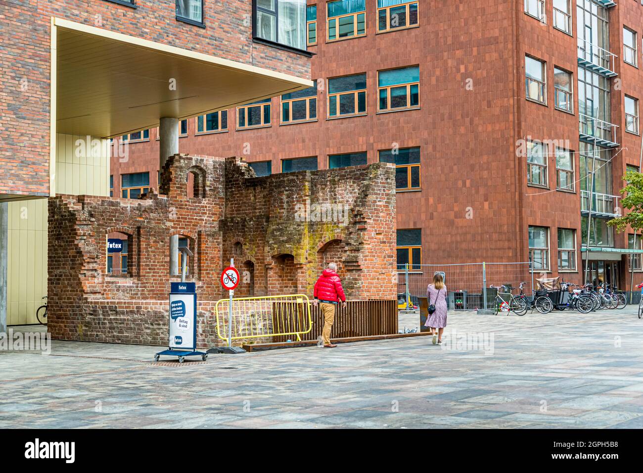 Rovine conservate e nuovi edifici nella zona pedonale di Odense, Danimarca Foto Stock