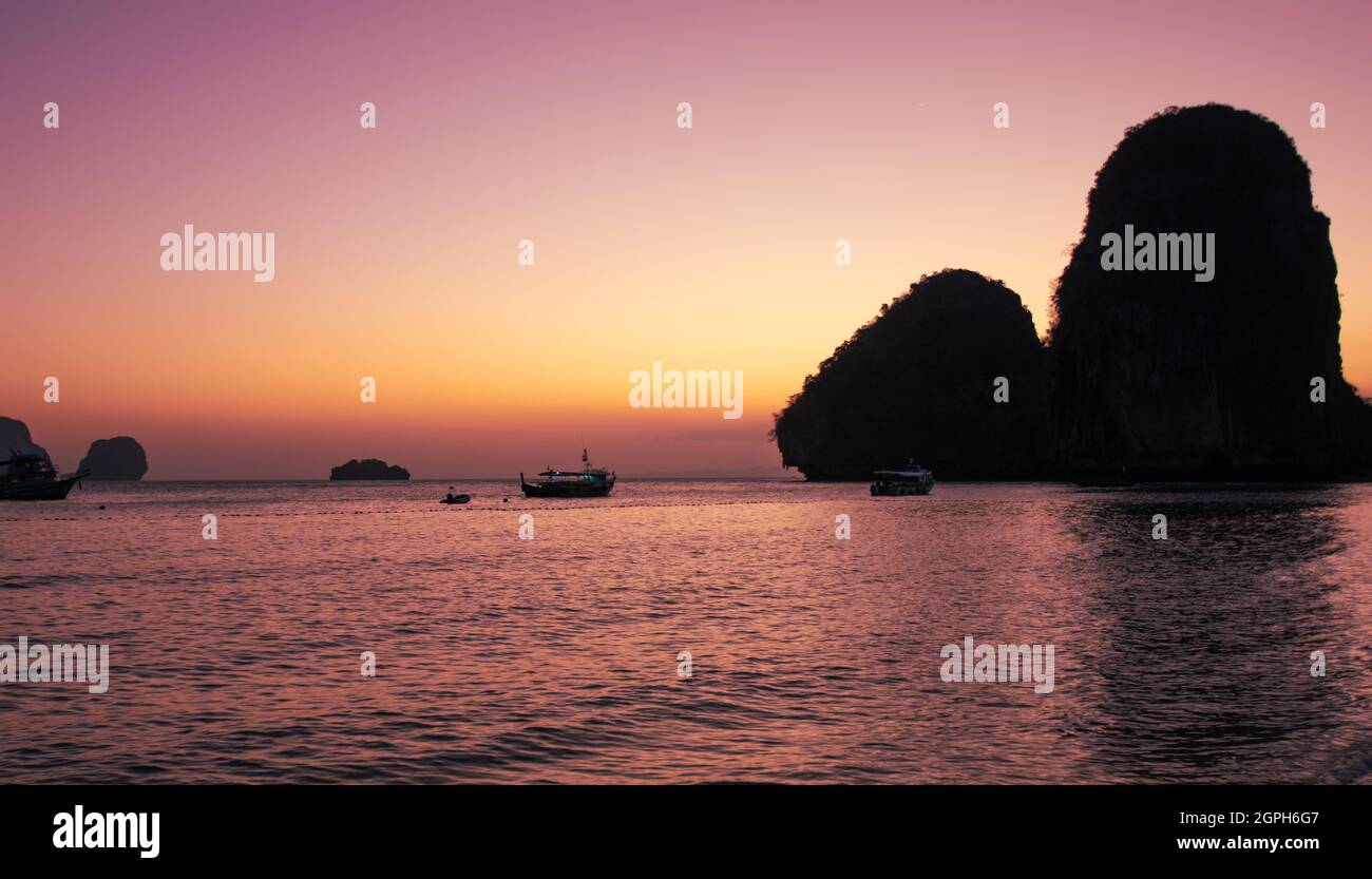 Vista delle barche a coda lunga alla spiaggia di Rai Leh a Krabi Foto Stock