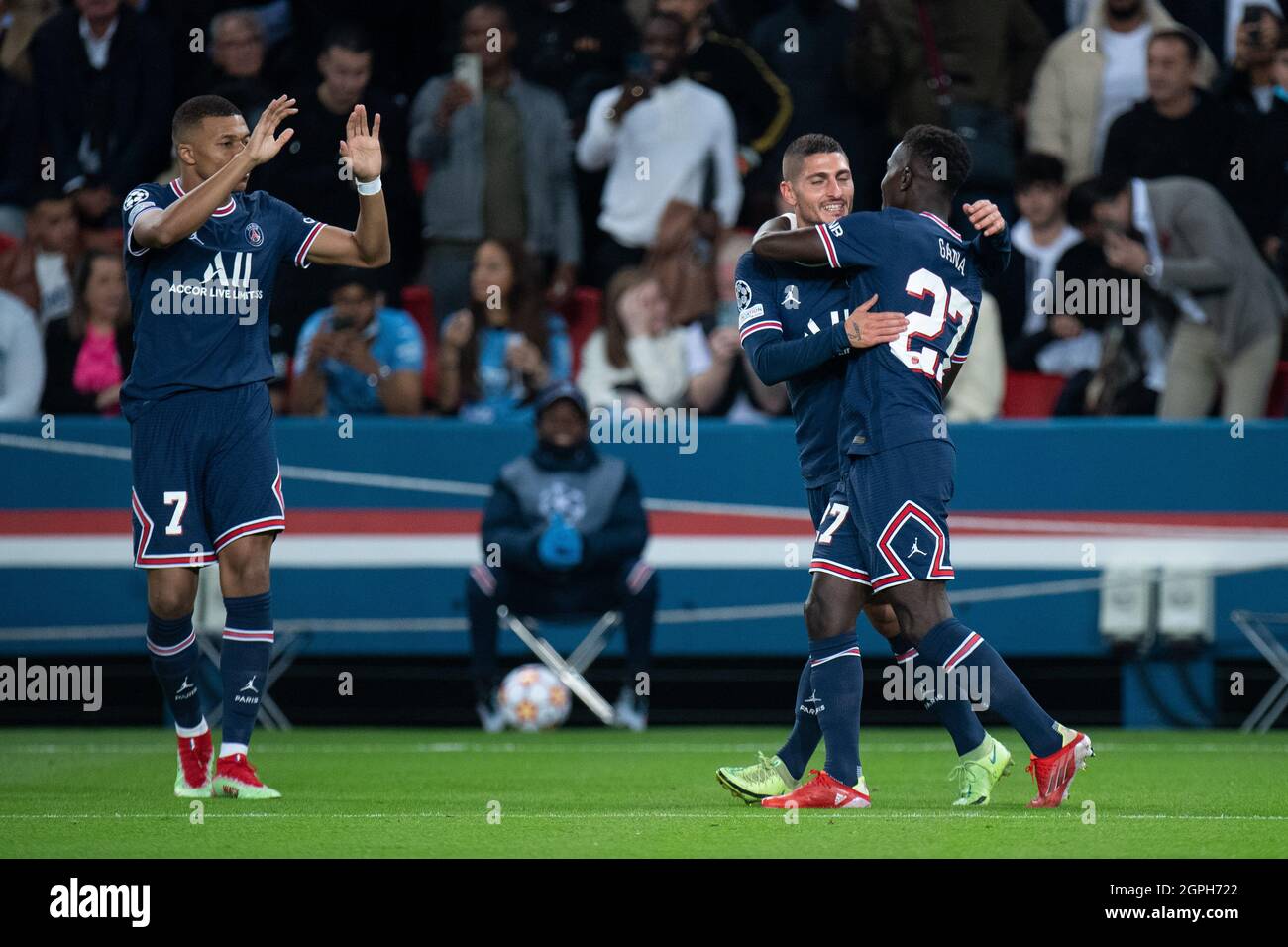 Idrissa Gueye di Parigi Saint-Germain festeggia con Marco Verratti e Kylian Mbappe dopo aver segnato il gol durante la partita del gruppo A della UEFA Champions League Foto Stock