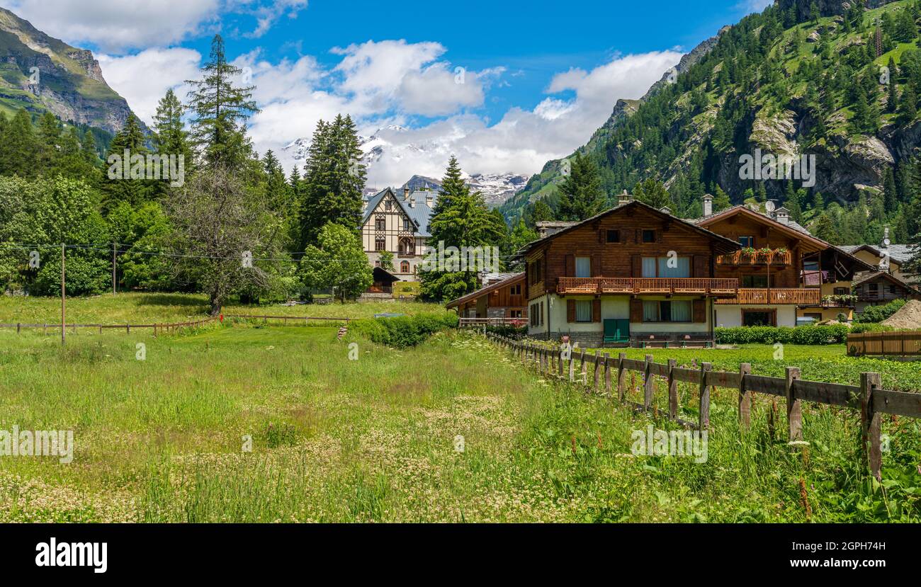 Idilliaca vista estiva a Gressoney-Saint-Jean con la Monterosa sullo sfondo. Nella valle di Lys. Valle d'Aosta, Italia settentrionale. Foto Stock