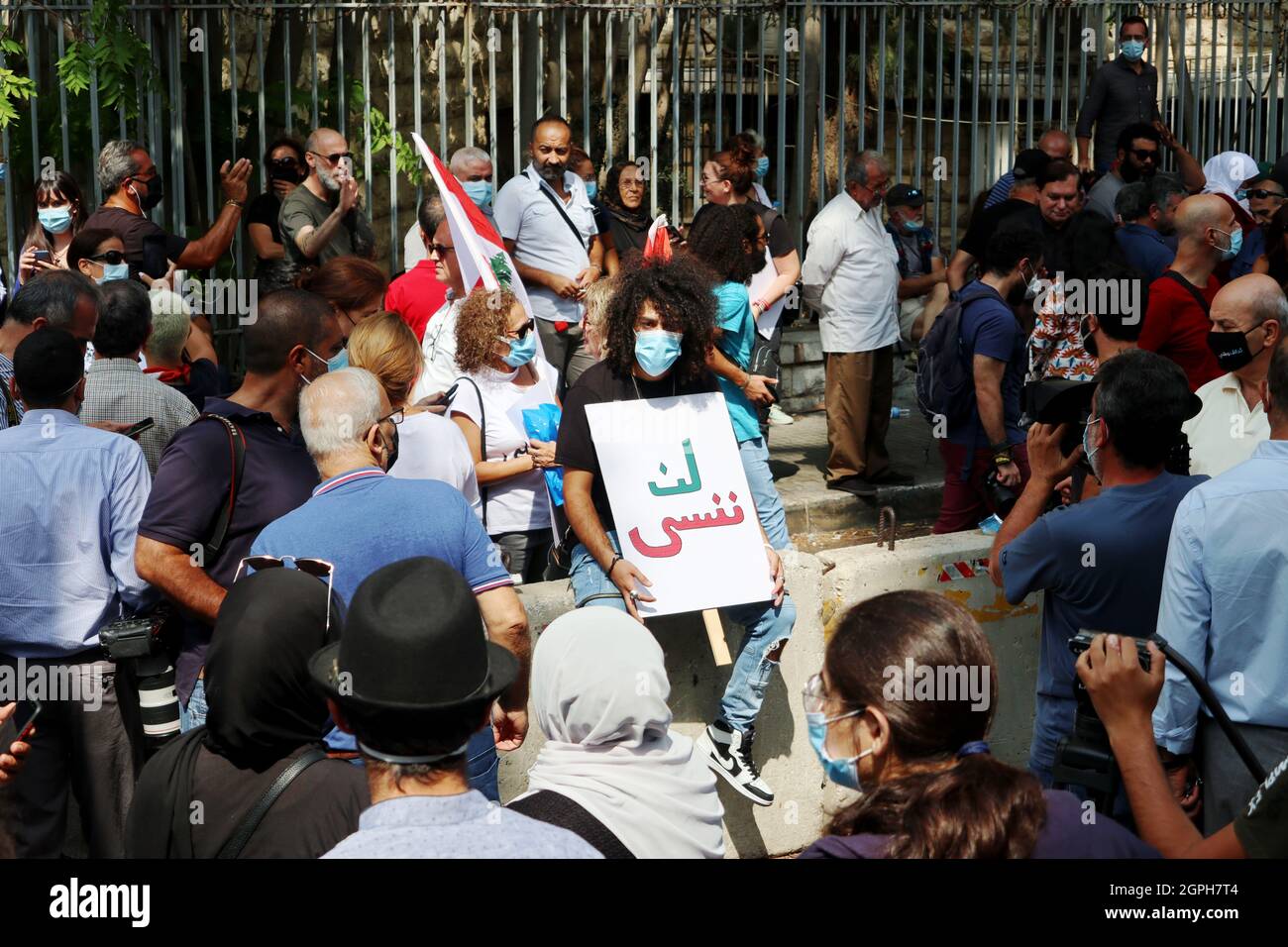 Beirut, Libano. 29 settembre 2021. Le famiglie di Beirut Port Blast protestano contro la sospensione dell'inchiesta relativa all'esplosione, Beirut, Libano, settembre 29 2021. Circa 300 manifestanti si sono riuniti per protestare contro lo sforzo dei politici di alto livello di rimuovere dalla sonda il giudice di primo investigatore Tarek Bitar. (Foto di Elisa Gestri/Sipa USA) Credit: Sipa USA/Alamy Live News Foto Stock