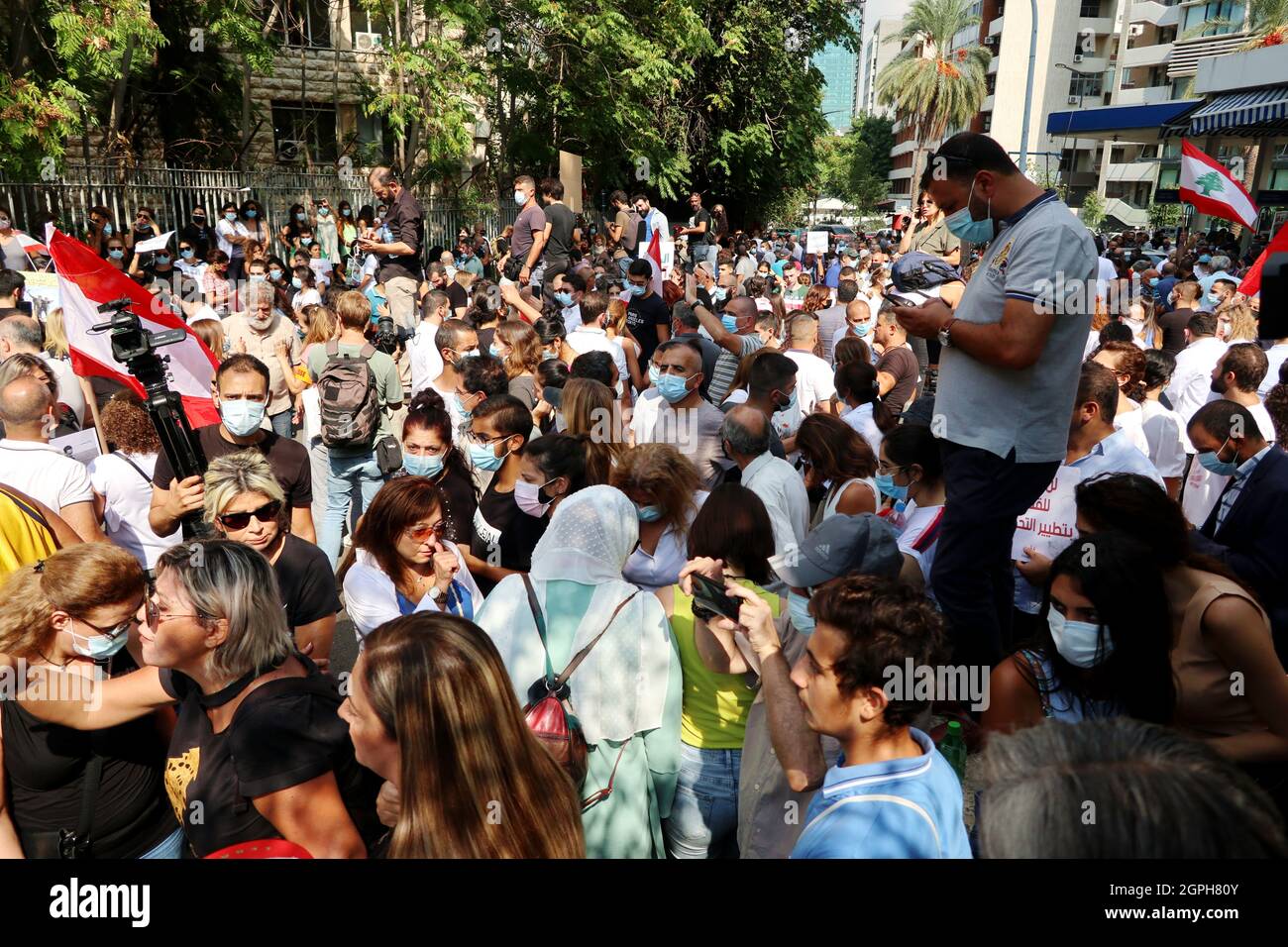 Beirut, Libano. 29 settembre 2021. Le famiglie di Beirut Port Blast protestano contro la sospensione dell'inchiesta relativa all'esplosione, Beirut, Libano, settembre 29 2021. Circa 300 manifestanti si sono riuniti per protestare contro lo sforzo dei politici di alto livello di rimuovere dalla sonda il giudice di primo investigatore Tarek Bitar. (Foto di Elisa Gestri/Sipa USA) Credit: Sipa USA/Alamy Live News Foto Stock