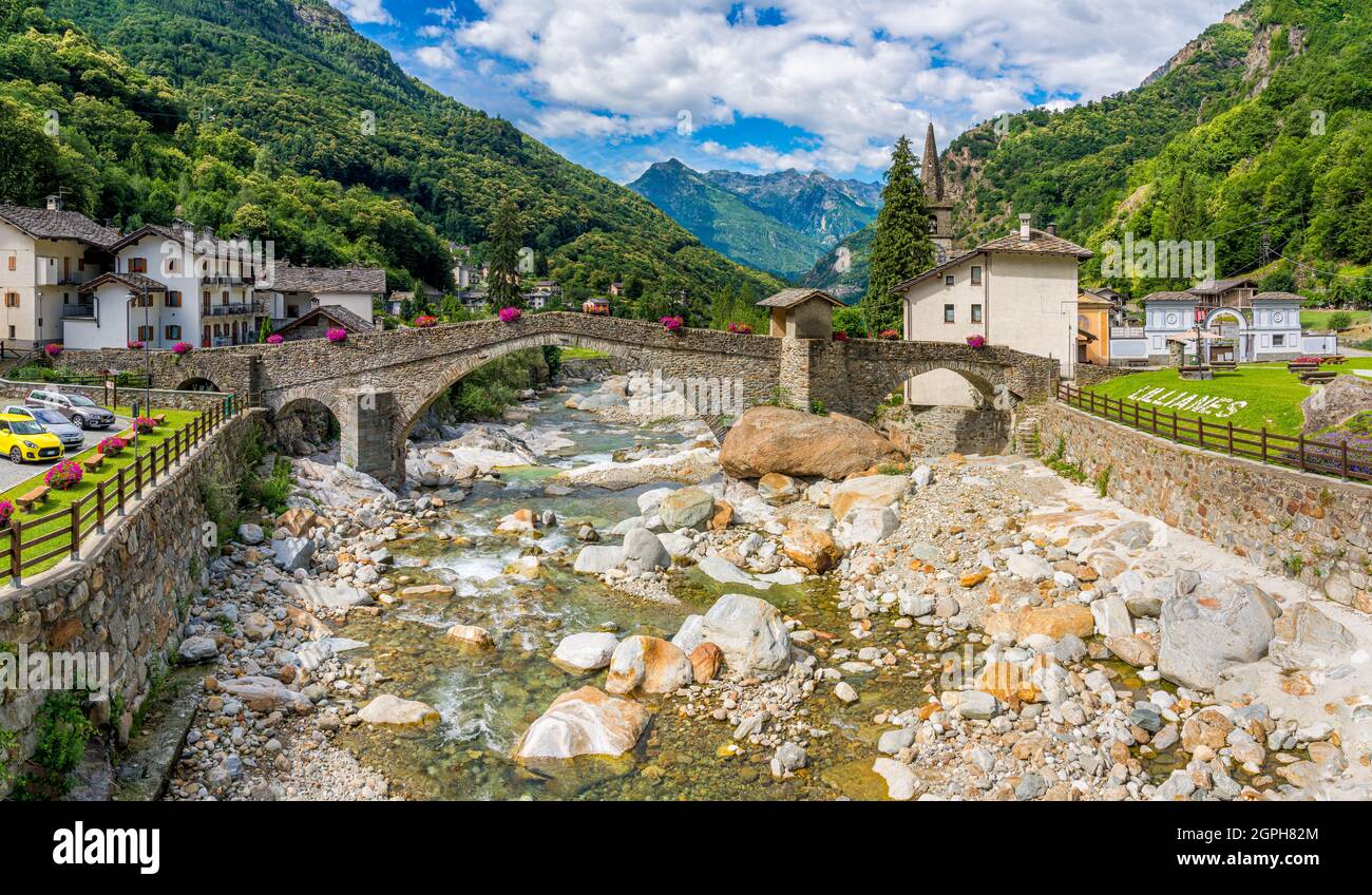 Il bellissimo villaggio di Lillianes nella valle di Lys. Valle d'Aosta, Italia settentrionale. Foto Stock