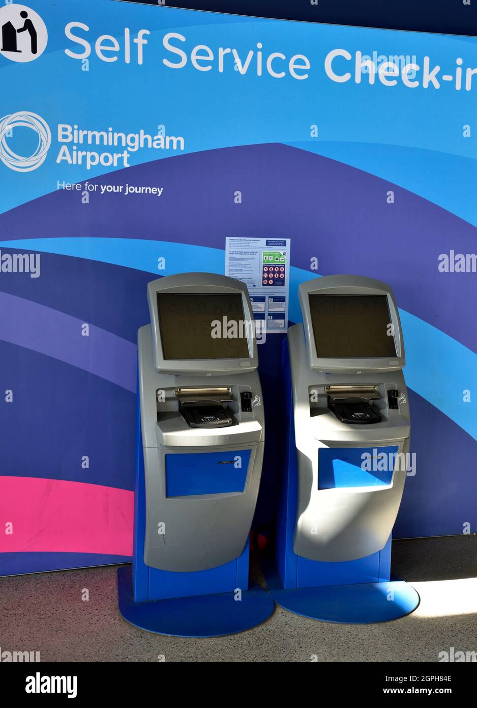 All'interno della stazione ferroviaria internazionale di Birmingham, macchine per il check-in self-service Foto Stock