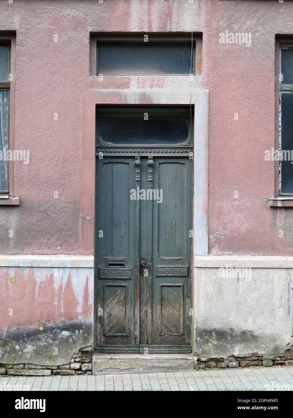 Porta in legno intemperie in vecchio edificio in rovina Foto Stock