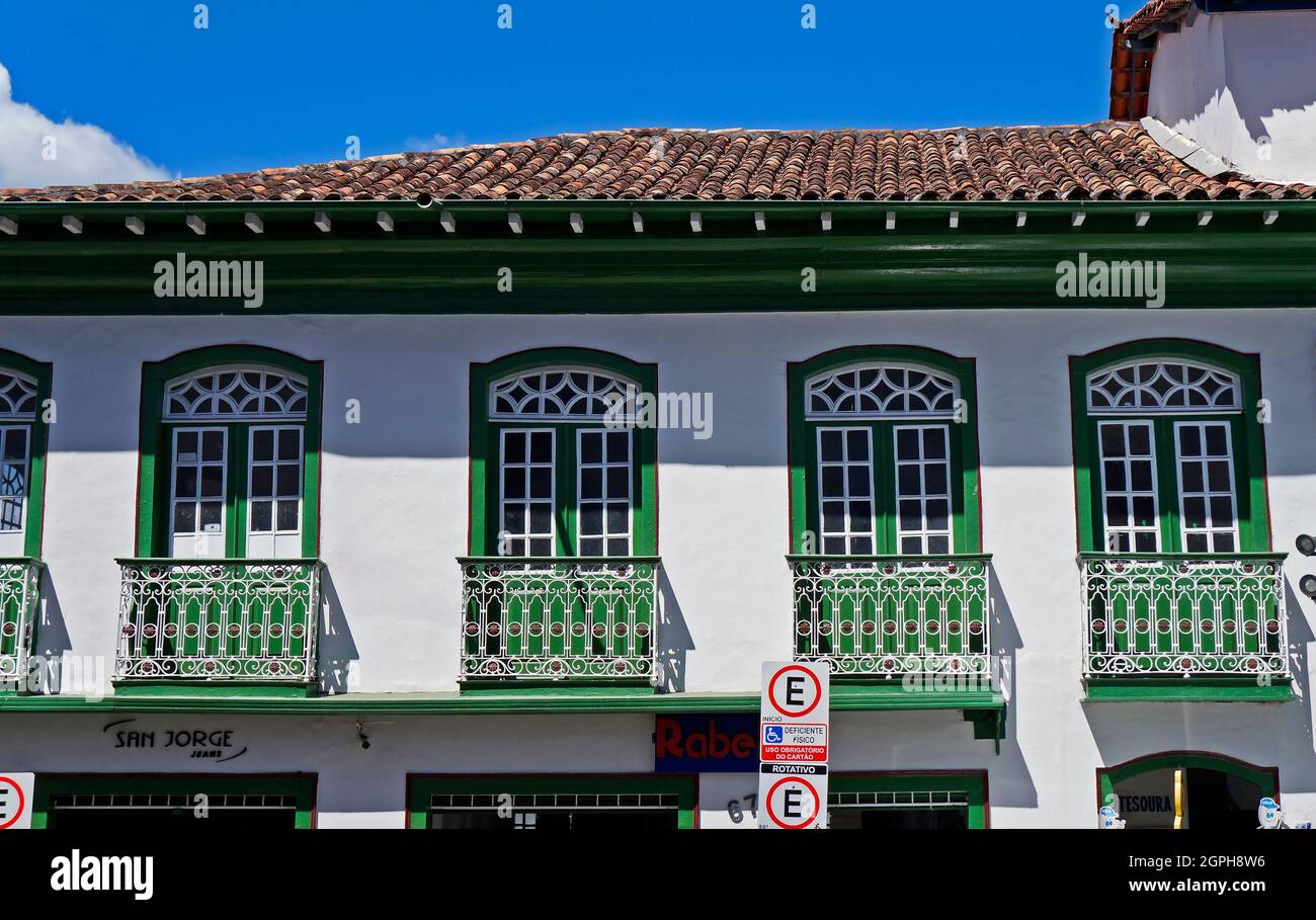 DIAMANTINA, MINAS GERAIS, BRASILE - 22 GENNAIO 2019: Facciata coloniale nella città storica di Diamantina Foto Stock