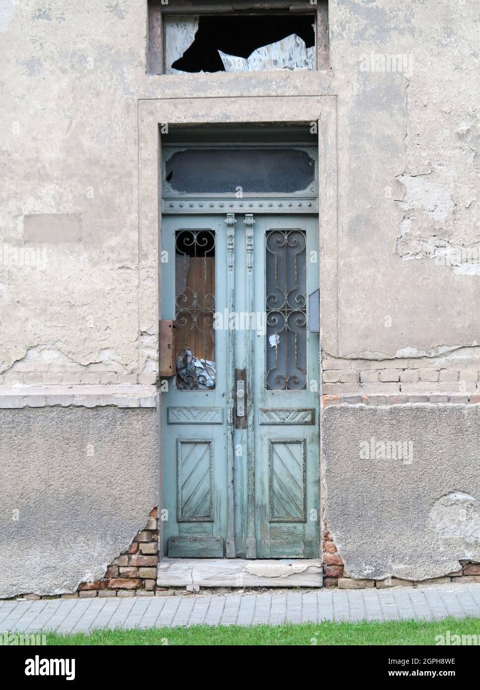 Porta in legno intemperie in vecchio edificio in rovina Foto Stock