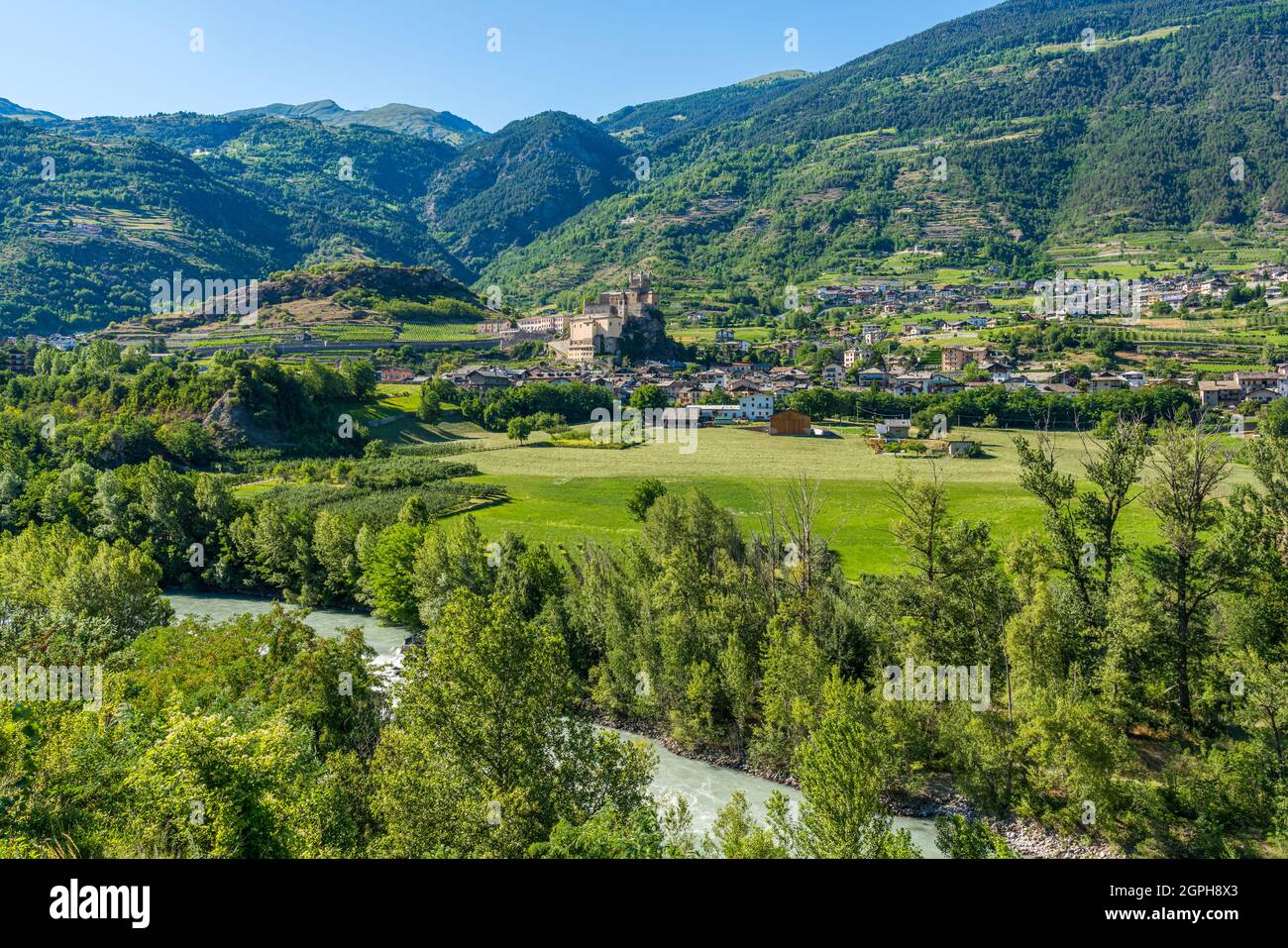 Il villaggio di Saint Pierre con il suo bel castello in un pomeriggio d'estate. Valle d'Aosta, Italia settentrionale. Foto Stock