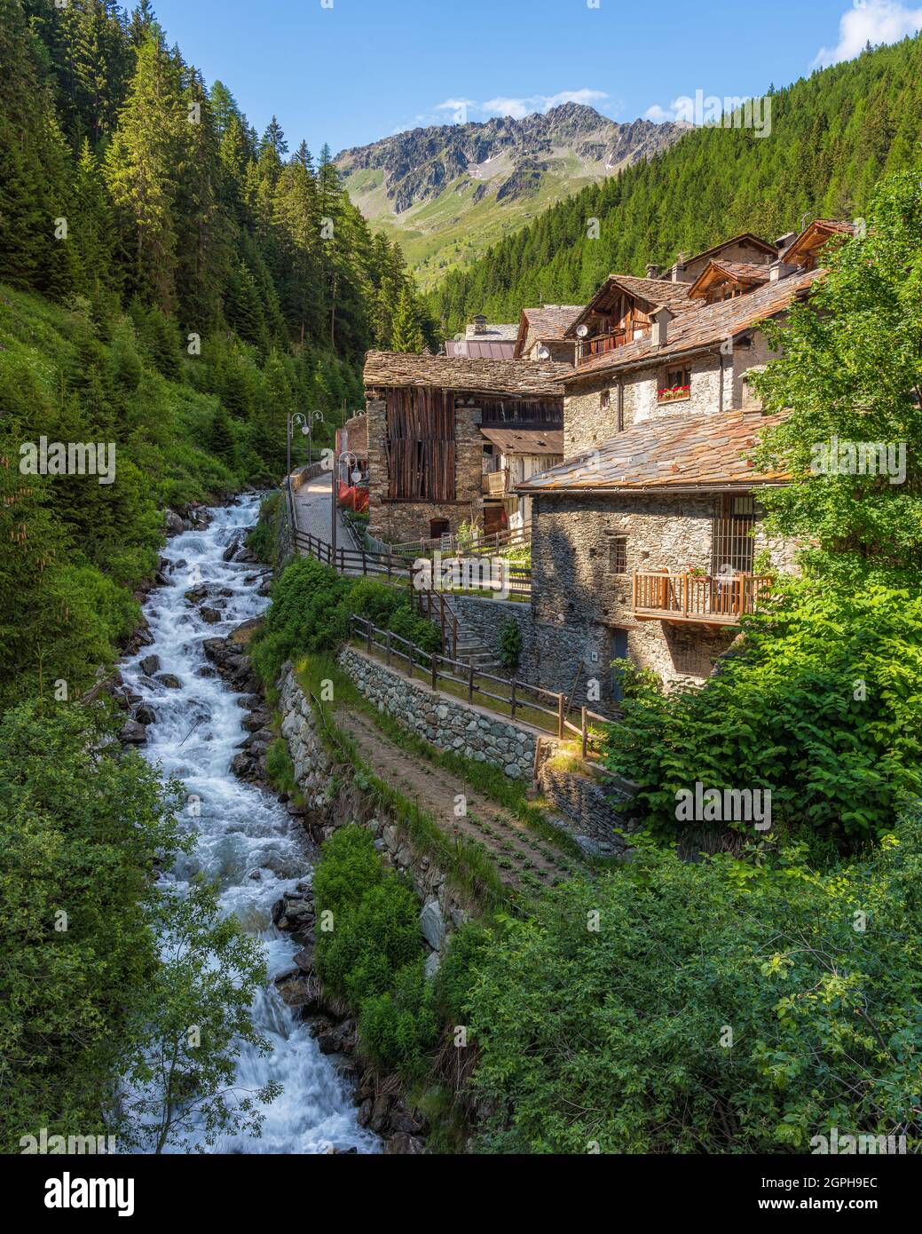 Vista idilliaca nel bellissimo villaggio di Saint Rhemy en Bosses, nella Valle del Gran San Bernardo. Valle d'Aosta, Italia. Foto Stock