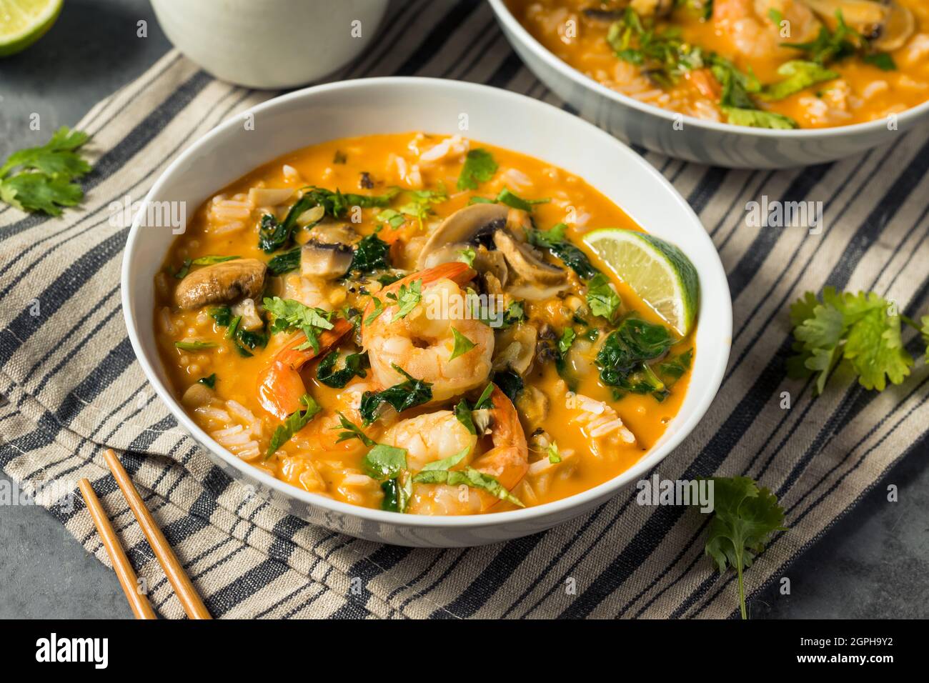 Zuppa di gamberi di cocco speziata fatta in casa con lime e coriandolo Foto Stock