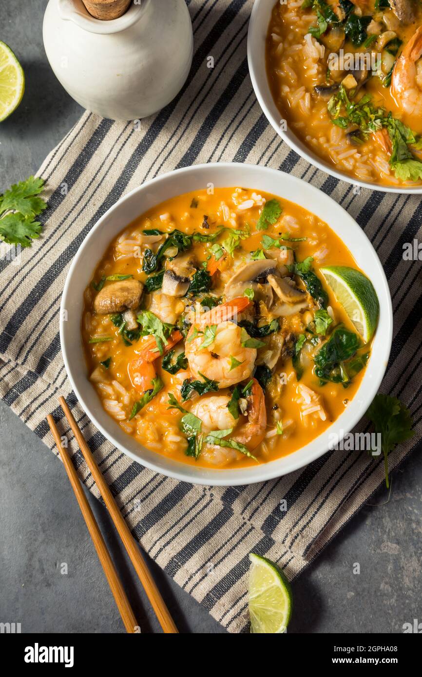 Zuppa di gamberi di cocco speziata fatta in casa con lime e coriandolo Foto Stock