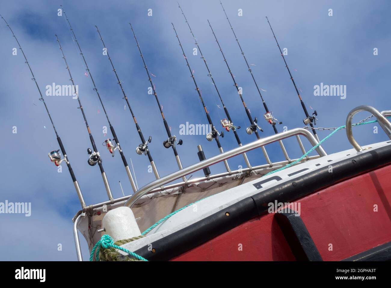 Una linea di dieci canne da pesca a mano su una Cornish Boat a St. Ives Harbour Harbour - UK Foto Stock