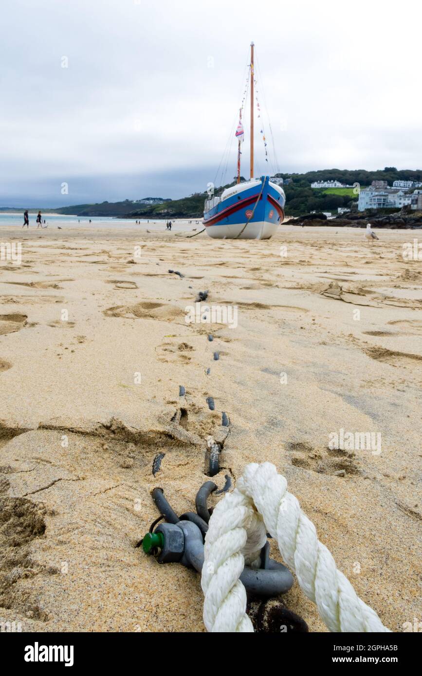 RNLI Lifeboat James Stevens No10 ormeggiato sulla spiaggia di St. Ives Harbour con bandiere Foto Stock