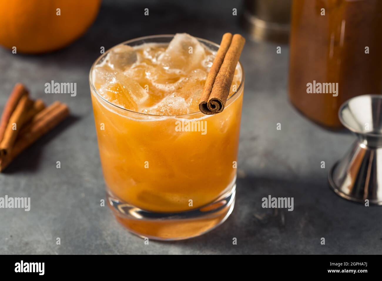 Boozy rinfrescante zucca Spice Bourbon Smash con cannella Foto Stock