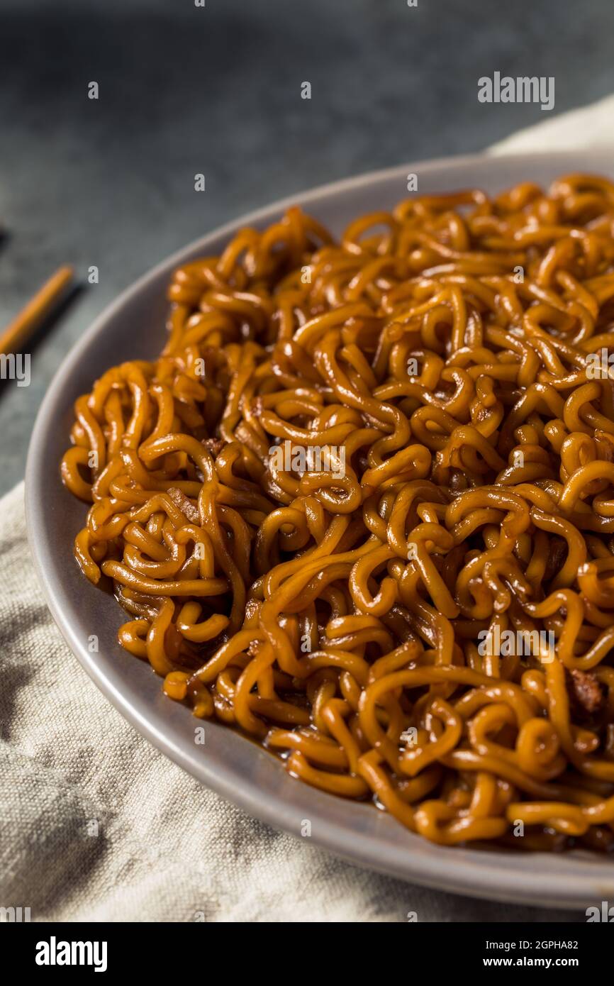 Noodle in fagioli neri Jajang fatti in casa con Chopsticks Foto Stock