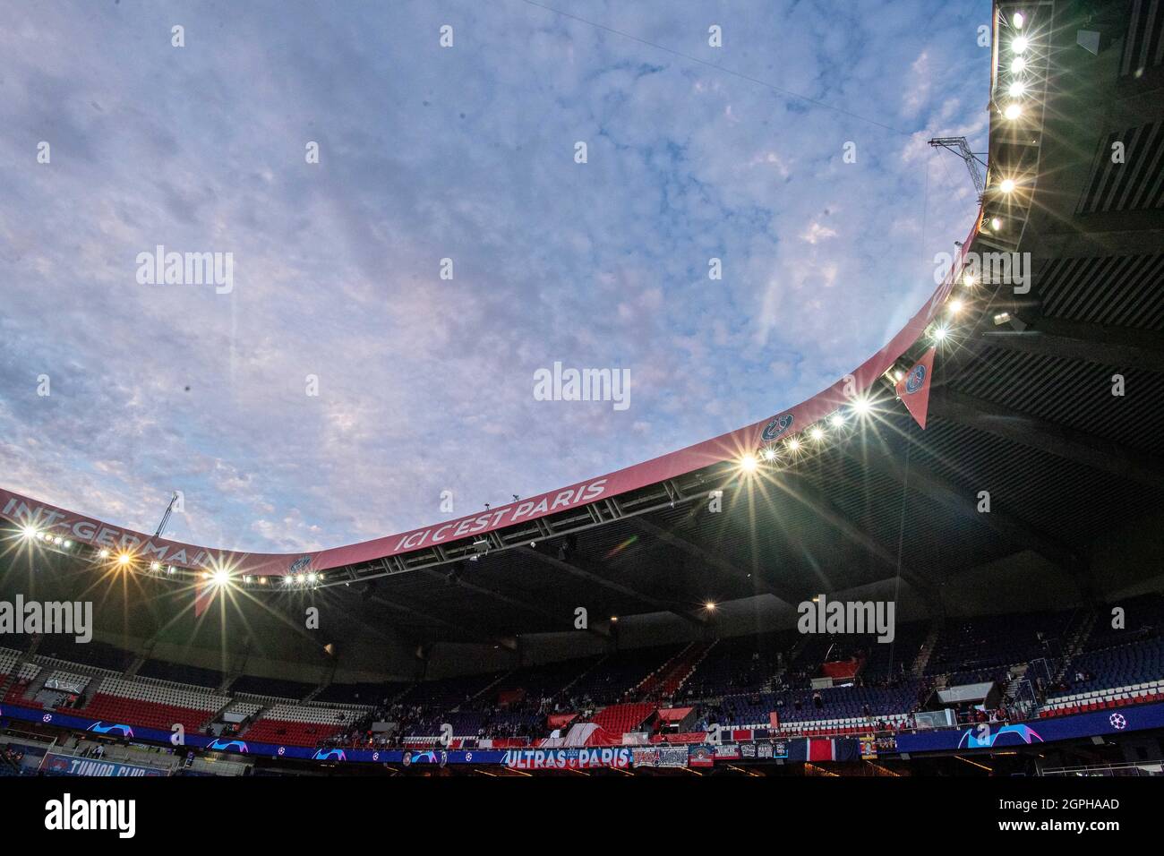 Parigi Saint Germain con Leo messi e Neymar durante la partita della UEFA Champions League tra PSG e Manchester City Foto Stock