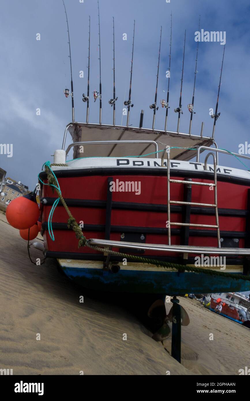 Una linea di dieci canne da pesca a mano su una Cornish Boat Foto Stock