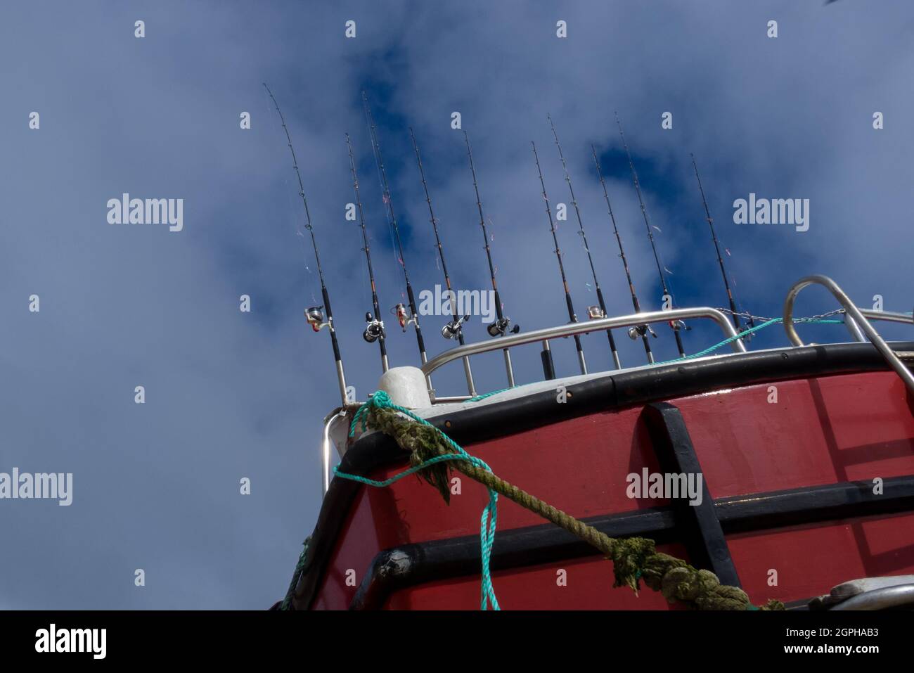 Una linea di dieci canne da pesca a mano su una Cornish Boat a St. Ives Harbour Harbour - UK Foto Stock