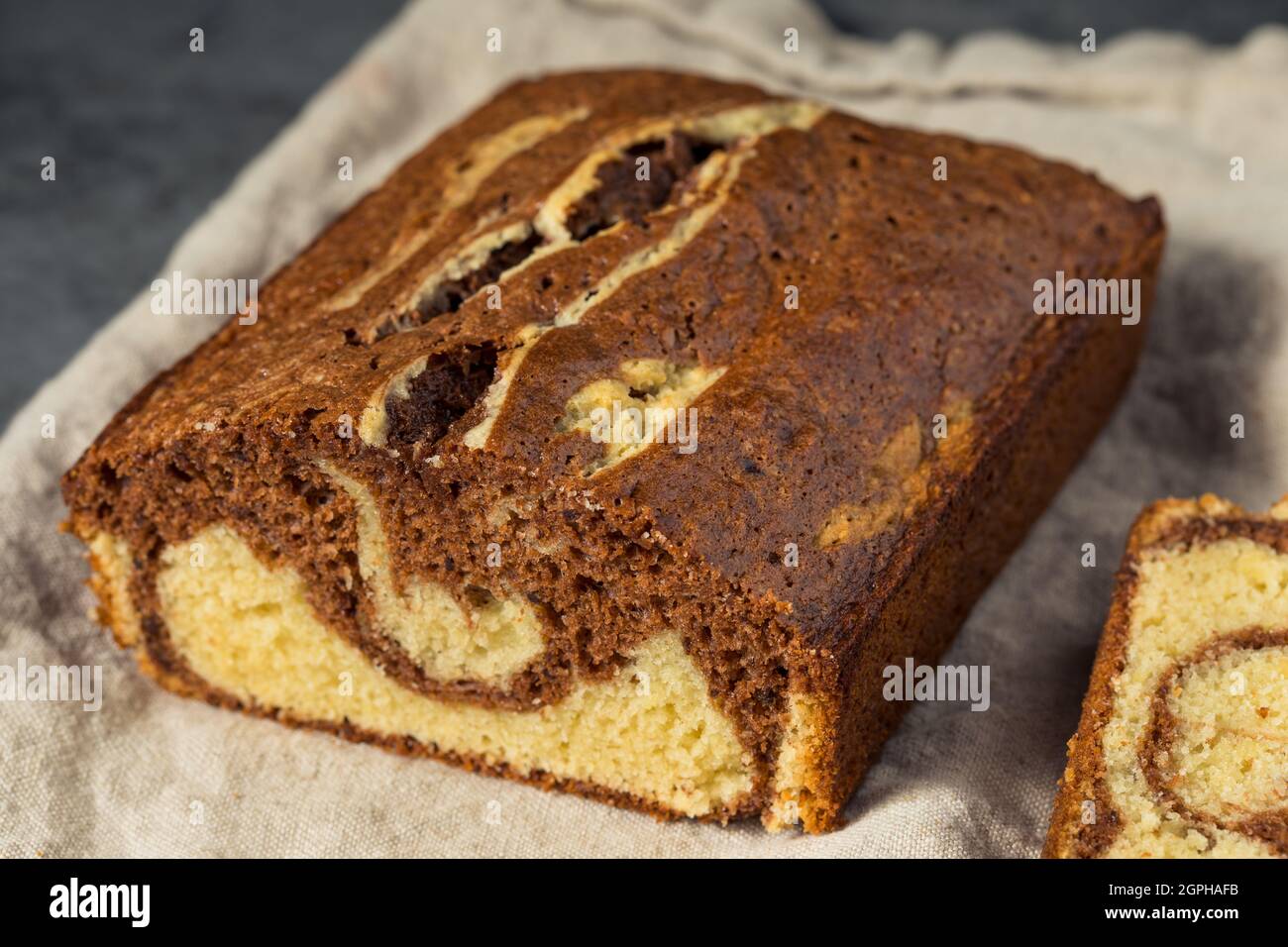 Pan di torta marmorizzato dolce fatto in casa con cioccolato e vaniglia Foto Stock