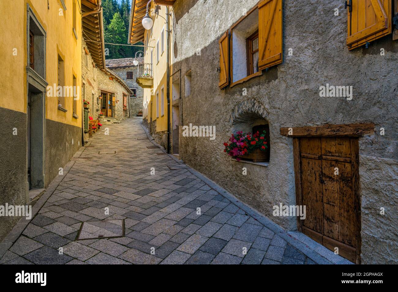 Vista idilliaca nel bellissimo villaggio di Saint Rhemy en Bosses, nella Valle del Gran San Bernardo. Valle d'Aosta, Italia. Foto Stock
