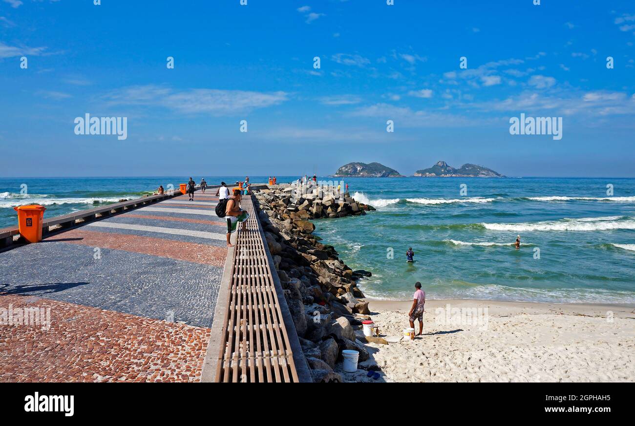 RIO DE JANEIRO, BRASILE - 25 MARZO 2017: Persone nel breakwater alla spiaggia barra da Tijuca Foto Stock