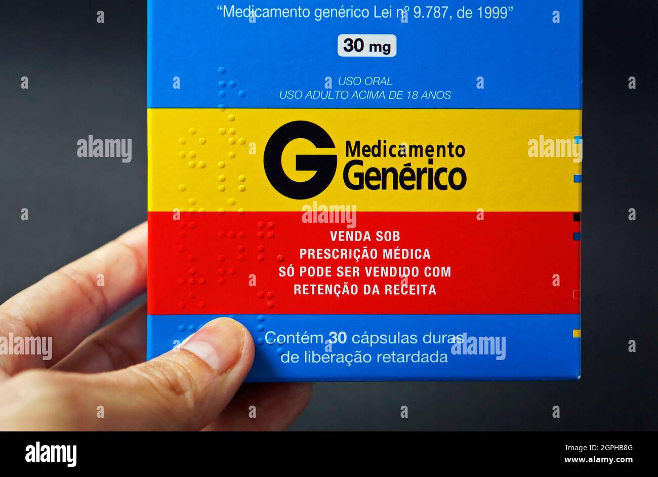 RIO DE JANEIRO, BRASILE - 31 OTTOBRE 2020: Mano che tiene una scatola di medicina del tipo 'trattamento generico' molto popolare in Brasile Foto Stock