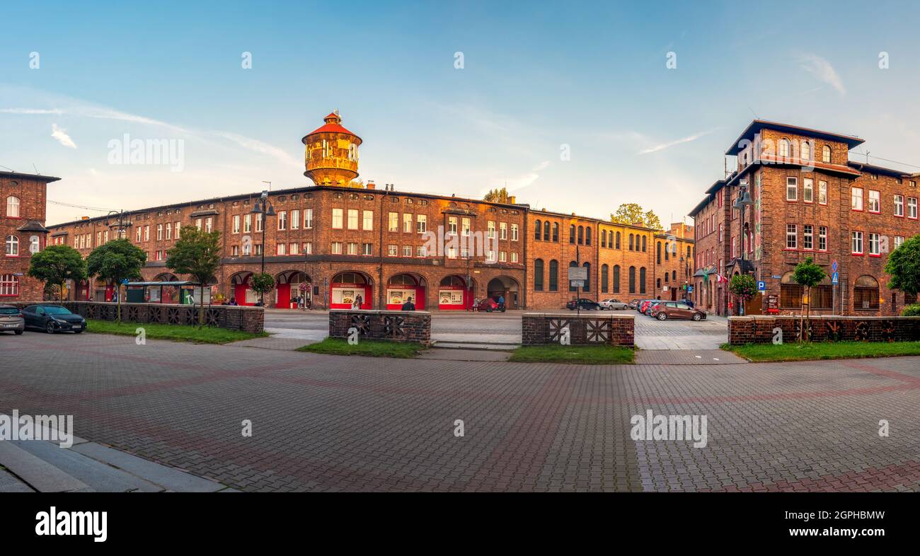 Katowice, Slesia, Polonia; 29 settembre 2021: Vista sulla piazza centrale (plac Wyzwolenia) nel quartiere storico Nikiszowiec alla luce del mattino. Vecchio, Foto Stock