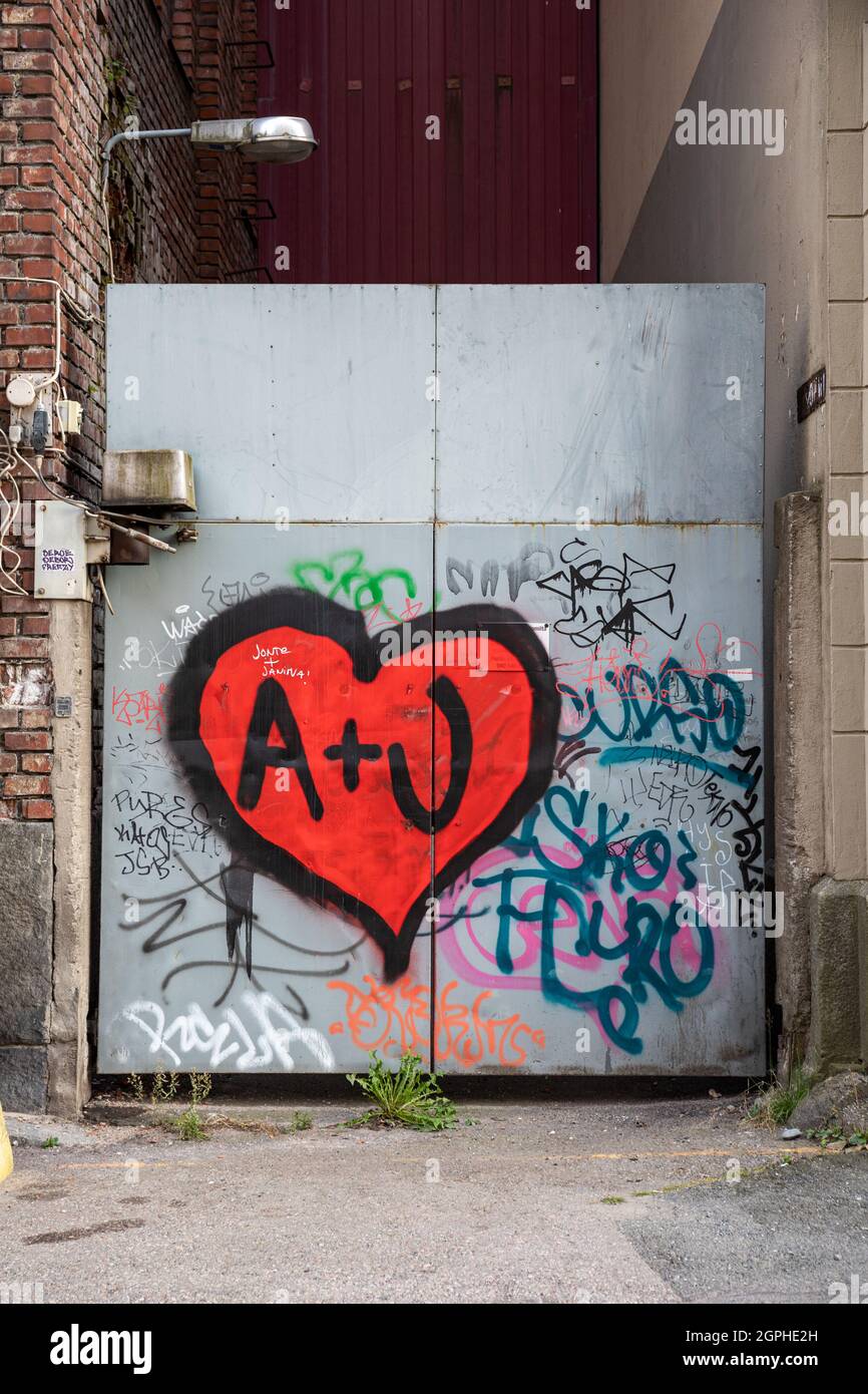Cancello in metallo con graffiti a forma di cuore Foto Stock