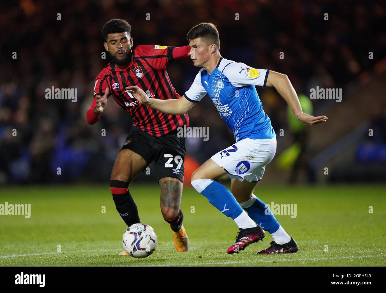 Philip Billing di Bournemouth (a sinistra) e Ronnie Edwards del Peterborough United combattono per la palla durante la partita del campionato Sky Bet a London Road, Peterborough. Data foto: Mercoledì 29 settembre 2021. Foto Stock