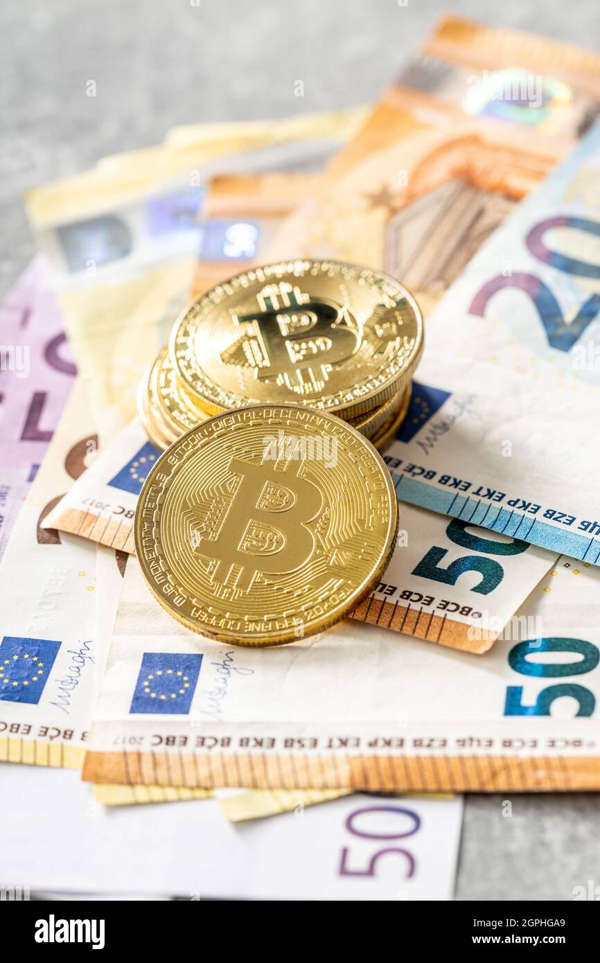 Bitcoins e banconote in euro. Monete di bitcoin. Foto Stock