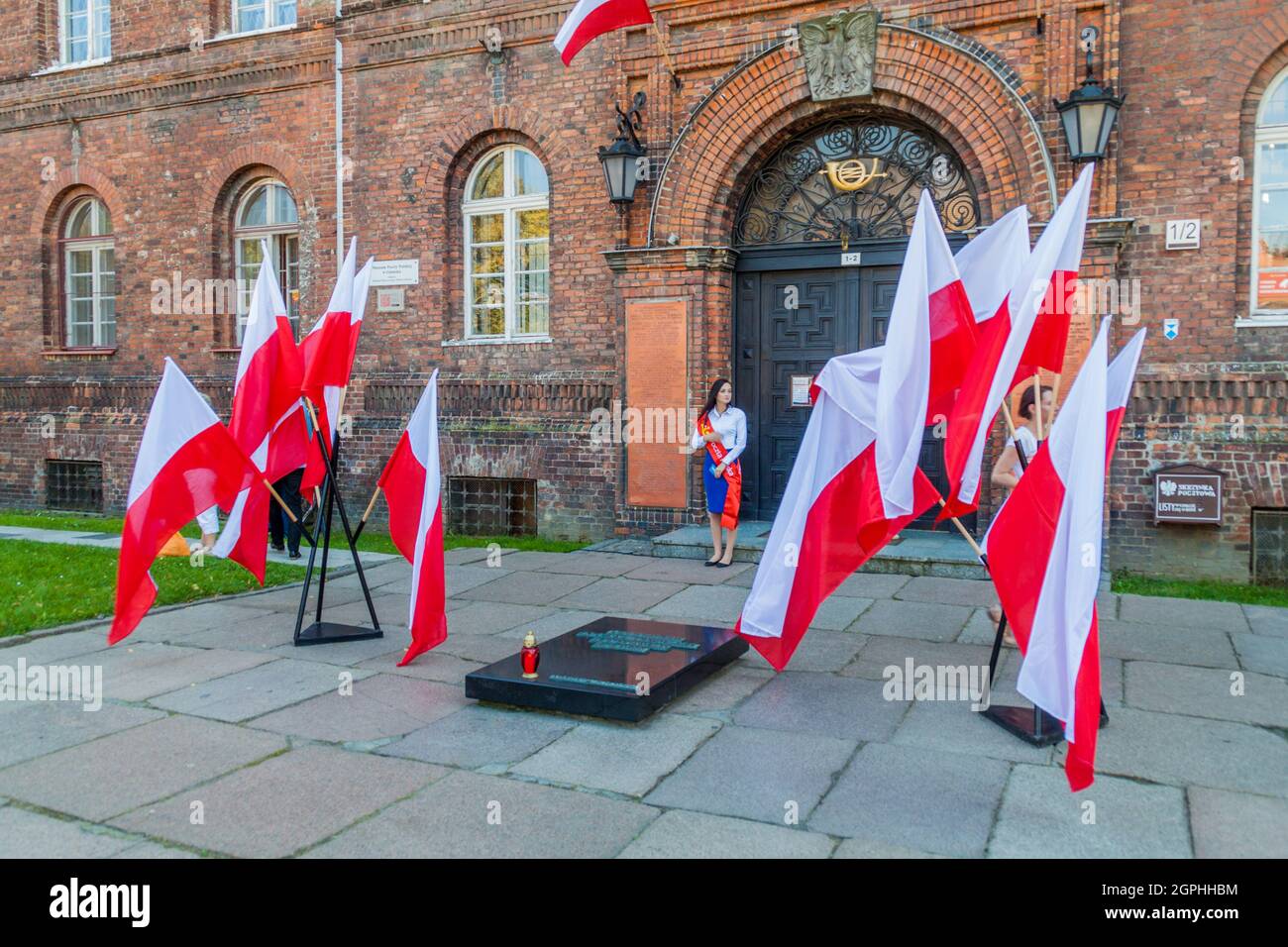 GDANSK, POLONIA - 1 SETTEMBRE 2016: Bandiere polacche commemorano la difesa dell'Ufficio postale polacco il 1 settembre 1939. Foto Stock
