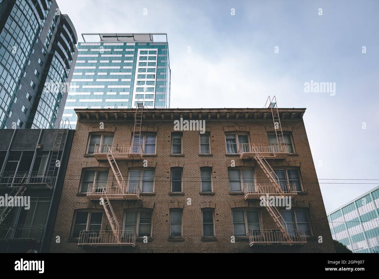 Edificio con scale di scappamento del fuoco Foto Stock