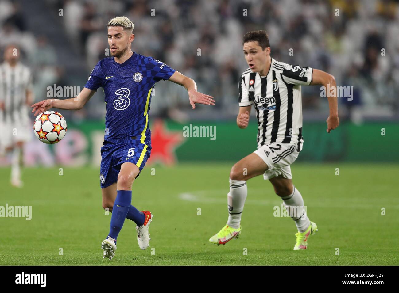 Torino, 29 settembre 2021. Jorginho del Chelsea FC è perseguito da Federico Chiesa della Juventus durante la partita della UEFA Champions League allo Stadio Allianz di Torino. Il credito d'immagine dovrebbe essere: Jonathan Moscrop / Sportimage Foto Stock