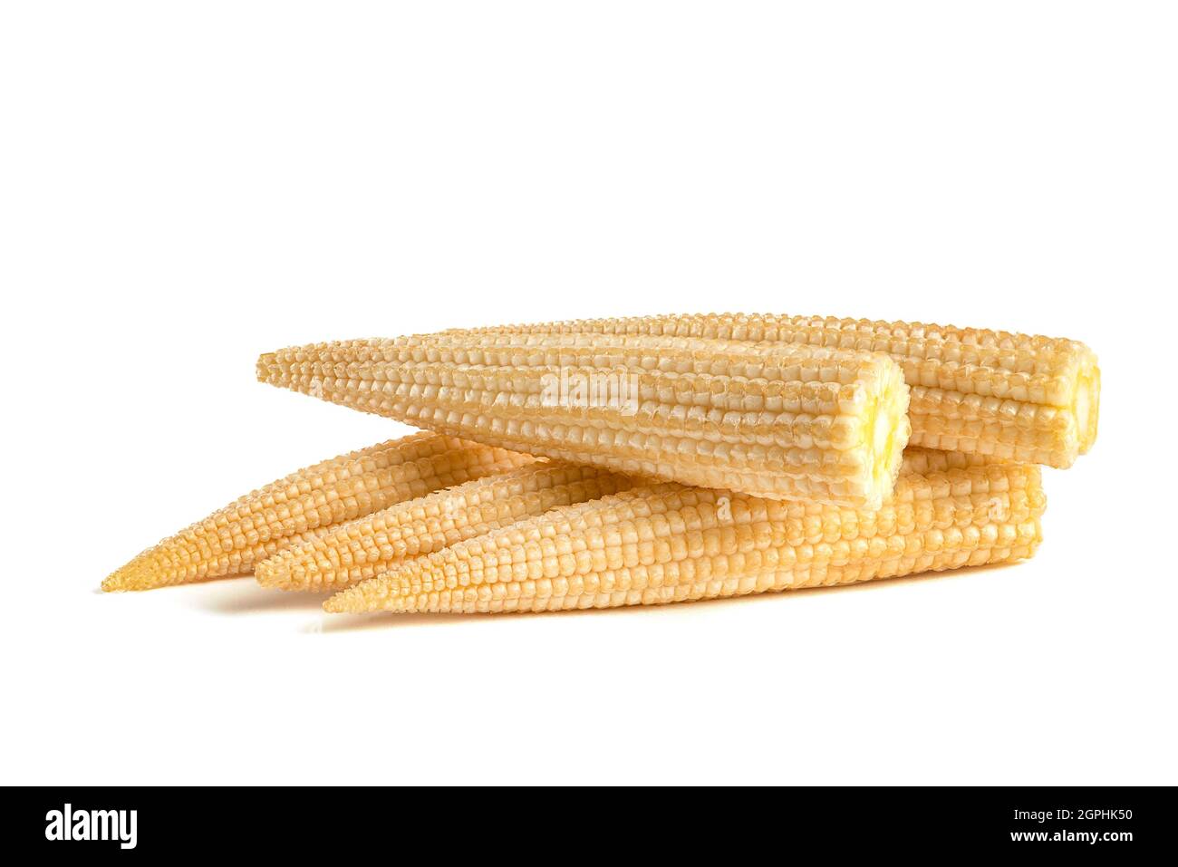 Mais su sfondo bianco. Baby corn isolato su sfondo bianco omogeneo, percorso di taglio, profondità di campo completa. Foto Stock