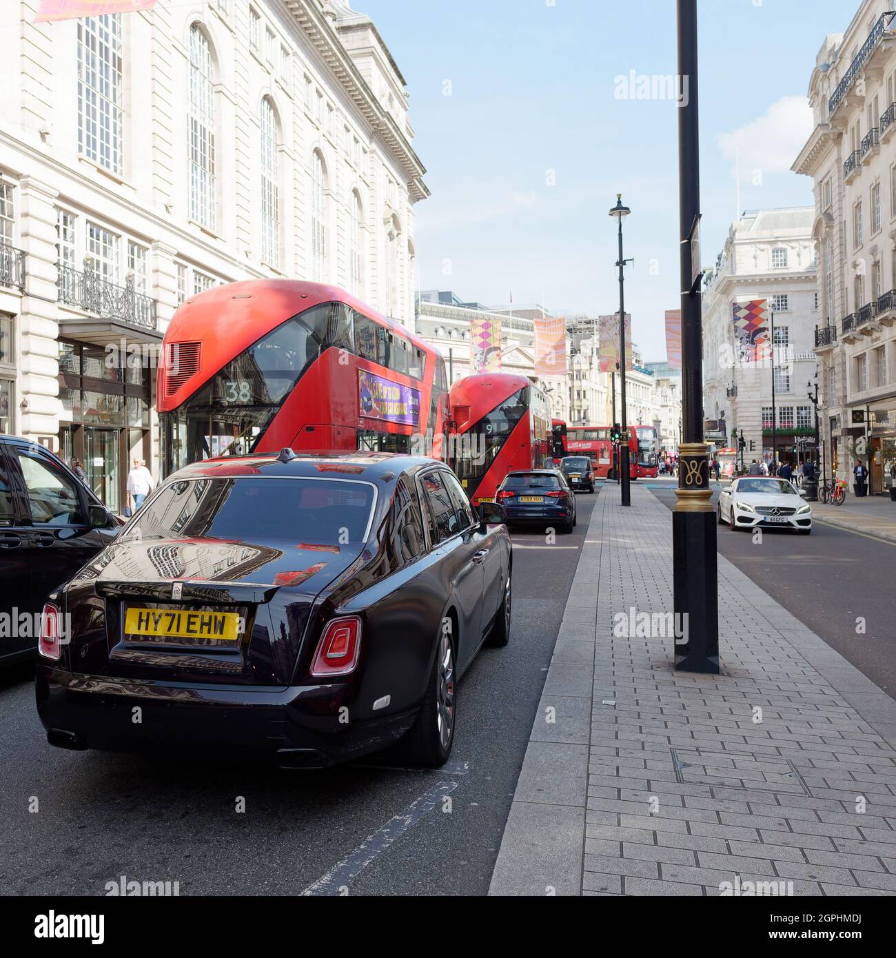 Londra, Greater London, Inghilterra, settembre 21 2021: Traffico su Piccadilly come Rolls Royce e diversi autobus aspettano per il cambiamento di luci. Foto Stock