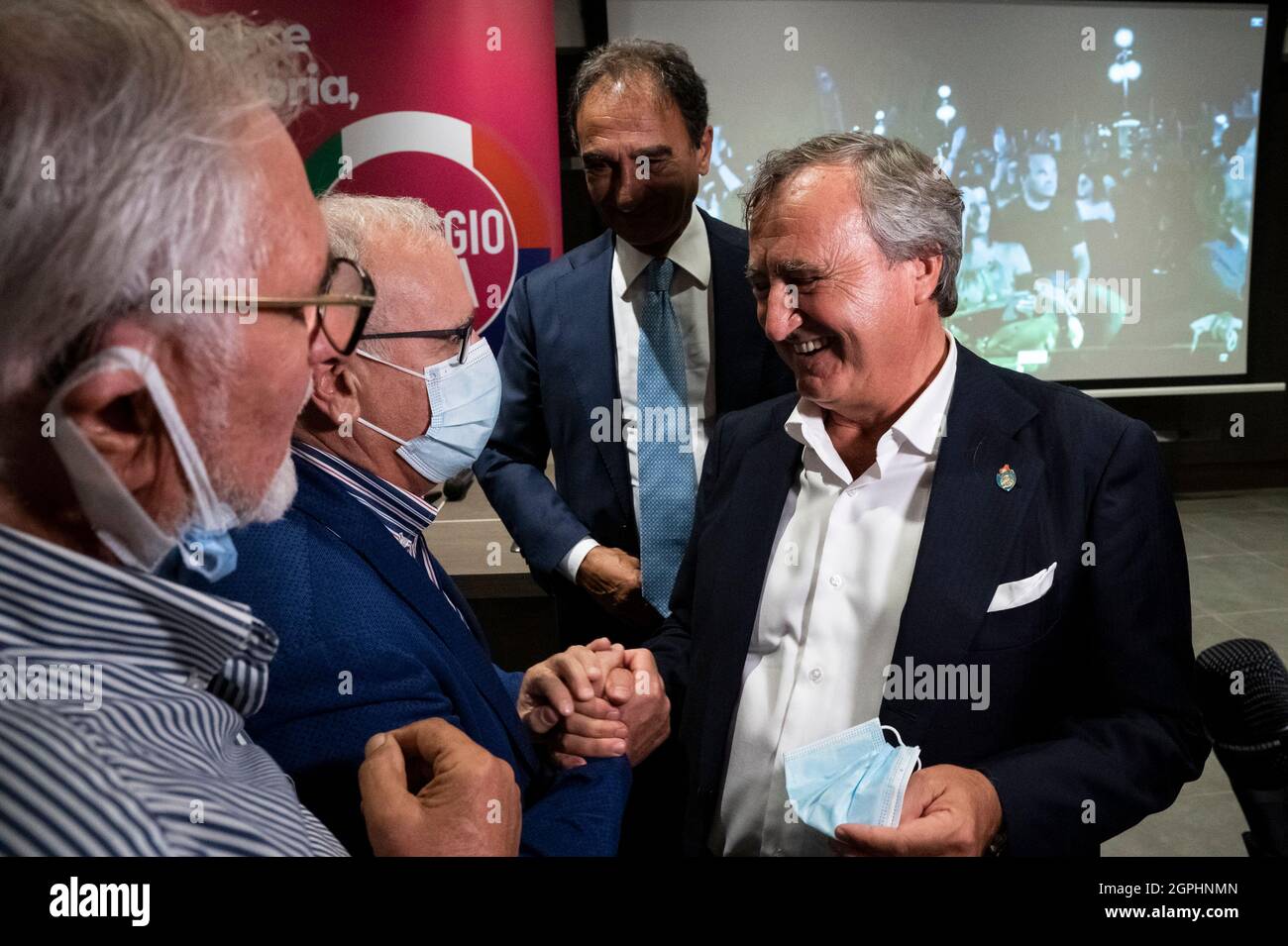 Catanzaro, Italia. 28 settembre 2021. Il Sindaco di Venezia Luigi Brugnaro saluta la gente dopo la conferenza stampa.durante la campagna elettorale regionale, il Sindaco di Venezia e il Presidente del nuovo partito di centro destra “Coraggio Italia (Courage Italy)”, Luigi Brugnaro, hanno tenuto un incontro nel quartiere lido di Catanzaro con il Sindaco della città Sergio Abramo, A sostegno della candidatura di Roberto Occhiuto (forza Italia, Fi). (Foto di Valeria Ferraro/SOPA Images/Sipa USA) Credit: Sipa USA/Alamy Live News Foto Stock