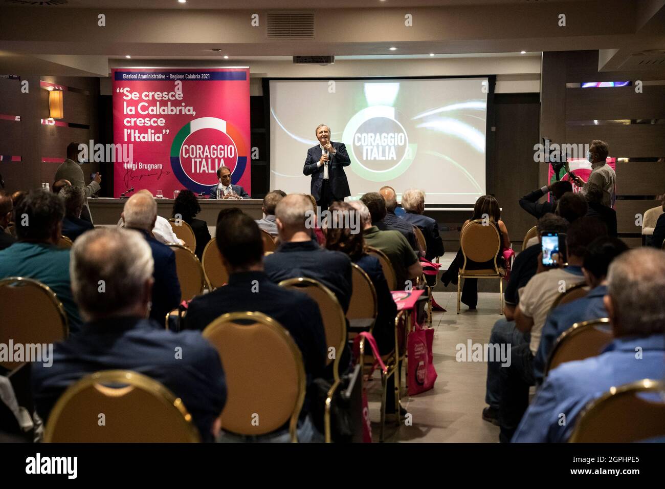 Catanzaro, Italia. 28 settembre 2021. Il Sindaco Luigi Brugnaro parla con la gente durante la conferenza stampa.durante la campagna elettorale regionale, il Sindaco di Venezia e Presidente del nuovo partito di centro-destra “Coraggio Italia”, Luigi Brugnaro, ha tenuto un incontro nel quartiere lido di Catanzaro con il Sindaco della città Sergio Abramo, a sostegno di Roberto Occhiuto (Forza Italia, Fi) candidatura. (Foto di Valeria Ferraro/SOPA Images/Sipa USA) Credit: Sipa USA/Alamy Live News Foto Stock