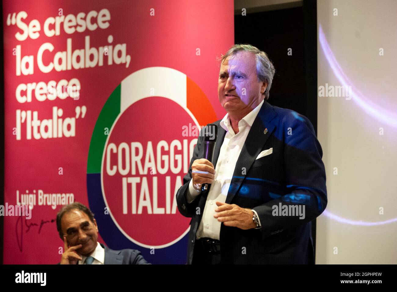 Catanzaro, Italia. 28 settembre 2021. Il Sindaco Luigi Brugnaro parla con la gente durante la conferenza stampa.durante la campagna elettorale regionale, il Sindaco di Venezia e Presidente del nuovo partito di centro-destra “Coraggio Italia”, Luigi Brugnaro, ha tenuto un incontro nel quartiere lido di Catanzaro con il Sindaco della città Sergio Abramo, a sostegno di Roberto Occhiuto (Forza Italia, Fi) candidatura. (Foto di Valeria Ferraro/SOPA Images/Sipa USA) Credit: Sipa USA/Alamy Live News Foto Stock