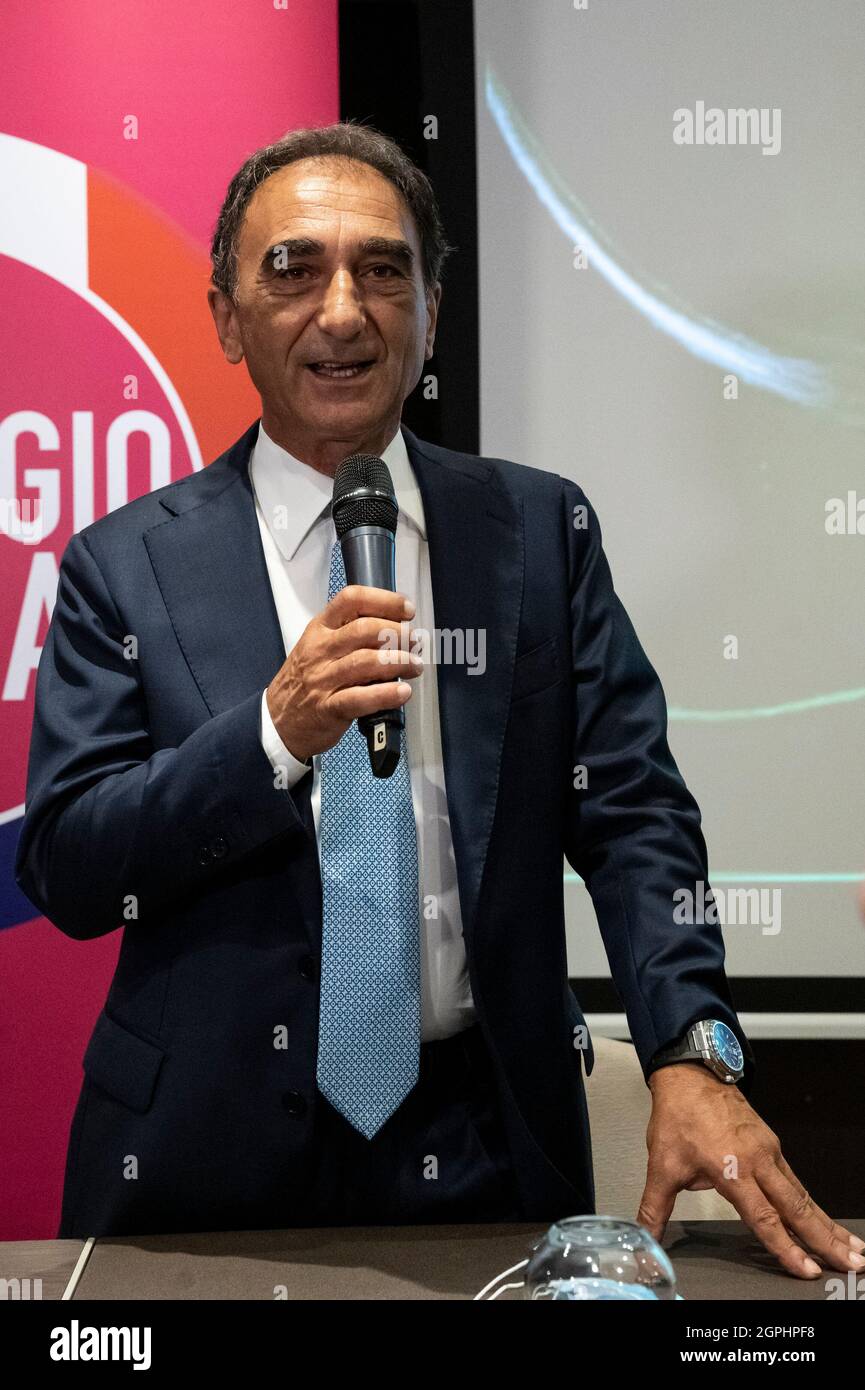 Catanzaro, Italia. 28 settembre 2021. Il sindaco di Catanzaro, Sergio Abramo, ha visto parlare durante la conferenza stampa.durante la campagna elettorale regionale, il Sindaco di Venezia e il Presidente del nuovo partito di centro-destra “Coraggio Italia”, Luigi Brugnaro, ha tenuto un incontro nel quartiere lido di Catanzaro con il Sindaco della città Sergio Abramo, A sostegno della candidatura di Roberto Occhiuto (forza Italia, Fi). (Foto di Valeria Ferraro/SOPA Images/Sipa USA) Credit: Sipa USA/Alamy Live News Foto Stock