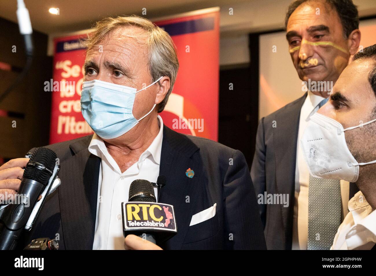 Catanzaro, Italia. 28 settembre 2021. Il sindaco di Venezia, Luigi Brugnaro (L), visto durante una conferenza stampa con il sindaco di Catanzaro Sergio Abramo (C). Durante la campagna elettorale regionale, Sindaco di Venezia e Presidente del nuovo partito di centro destra "Coraggio Italia (Courage Italy)", Luigi Brugnaro, Ha tenuto un incontro nel quartiere Lido di Catanzaro con il sindaco della città Sergio Abramo, a sostegno della candidatura di Roberto Occhiuto (forza Italia, Fi). (Foto di Valeria Ferraro/SOPA Images/Sipa USA) Credit: Sipa USA/Alamy Live News Foto Stock