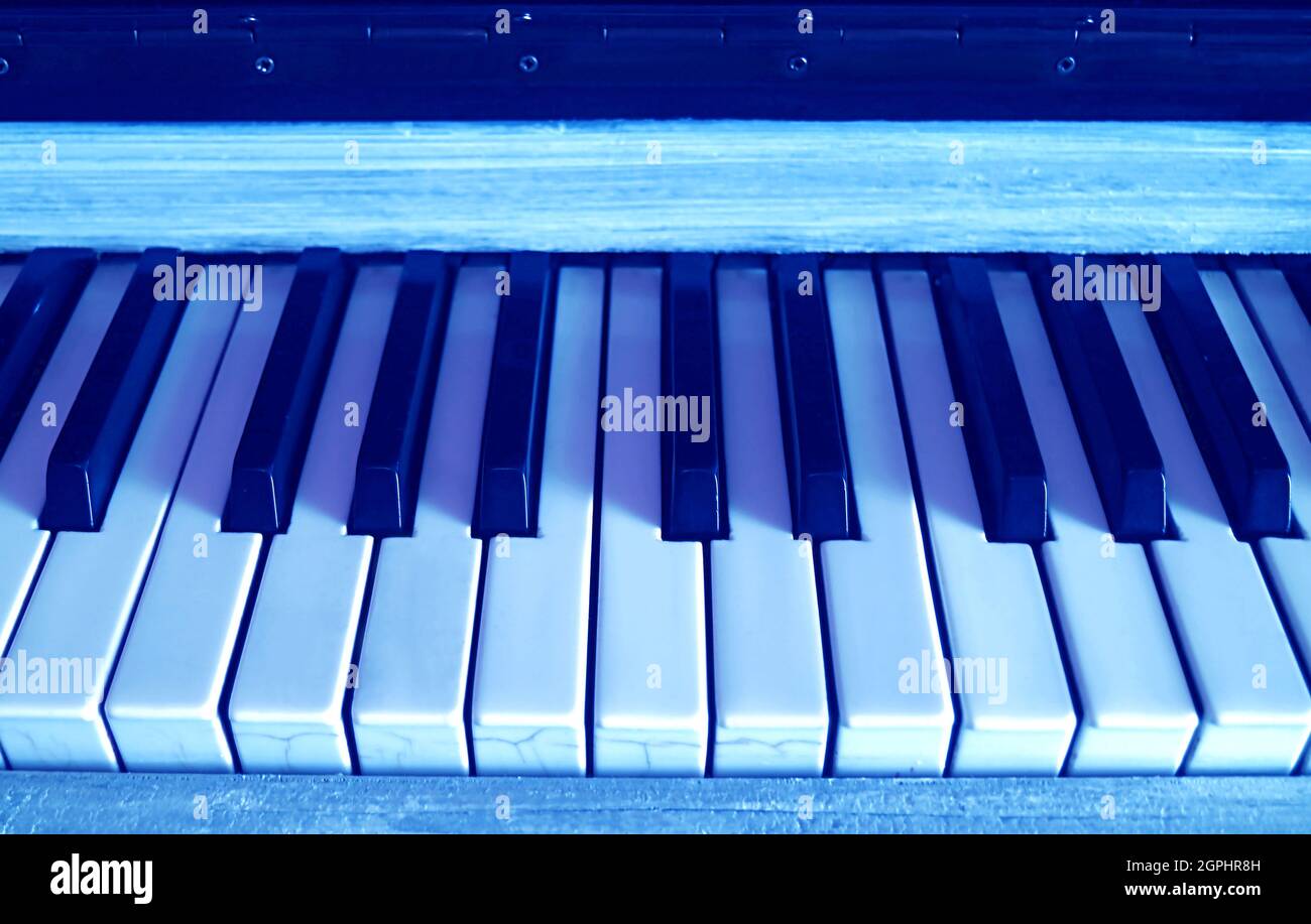 Pop Art Style tastiera di colore blu del piano verticale Foto Stock