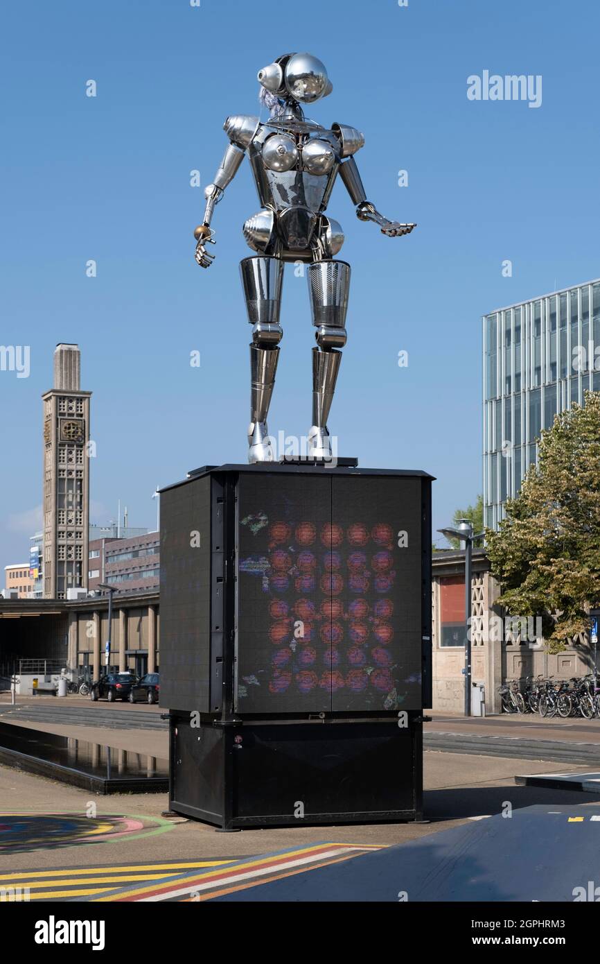 Gigantesca robot femminile 'Metropolis' sulla piazza della stazione di Enschede, una città olandese, tecnologia creativa, arte, conoscenza, innovazione e musica Foto Stock