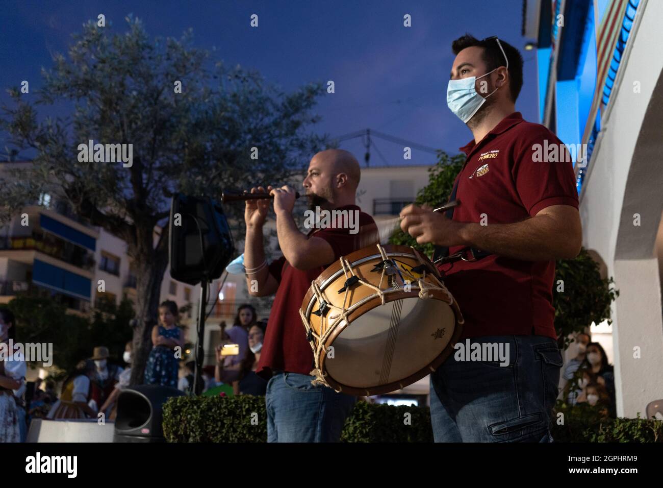 Altea, Spagna - 28 settembre 2021: Musicisti tradizionali che suonano la 'dollaina i el tabalet' al festival locale di Altea Foto Stock