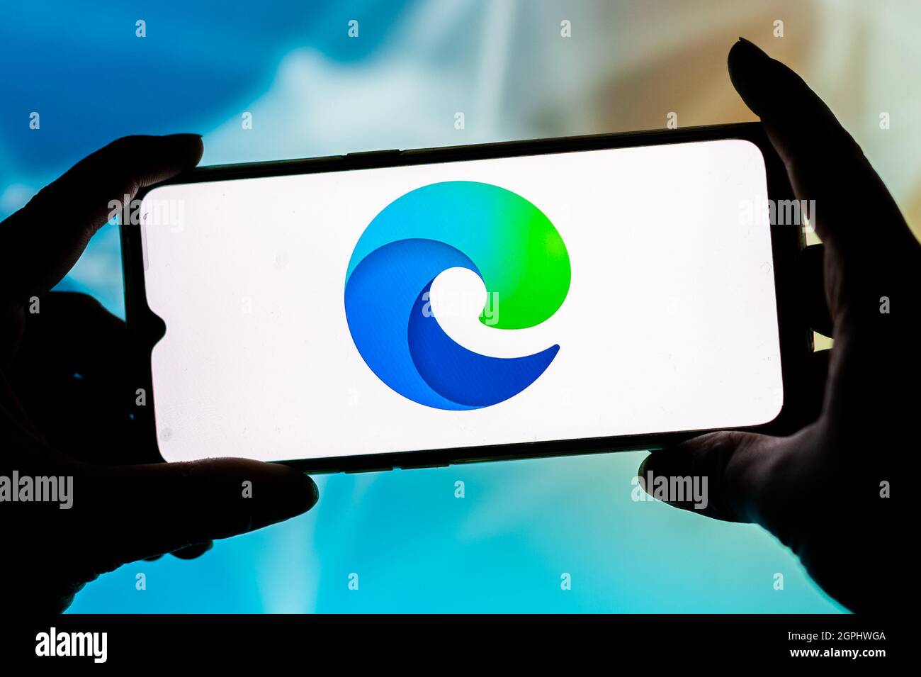 Polonia. 23 settembre 2021. In questa figura, sullo smartphone viene visualizzato il logo Microsoft Edge. Credit: SOPA Images Limited/Alamy Live News Foto Stock