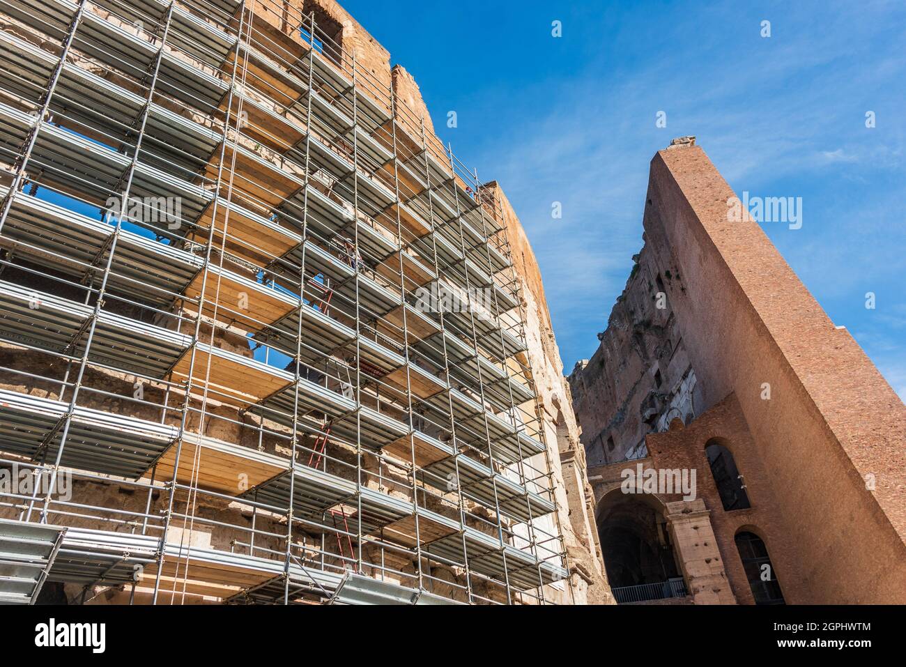 Costruzione che circonda il Colosseo, il simbolo iconico della Roma Imperiale, è anche noto come Anfiteatro Flaviano. Conservazione, ristrutturazione Foto Stock