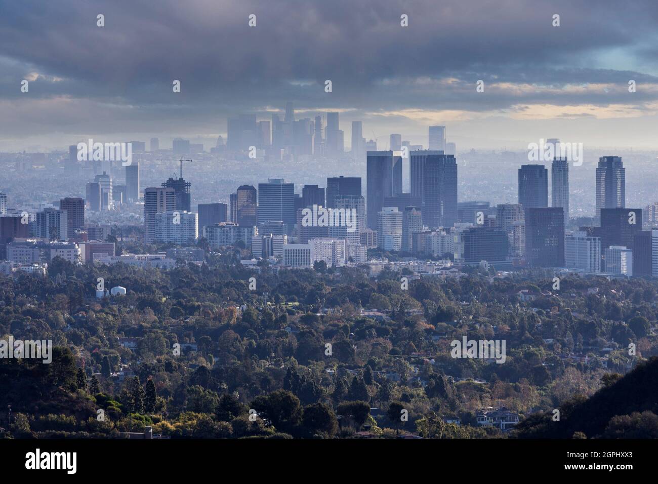 Vista dal cielo tempestosa di Century City con il centro di Los Angeles sullo sfondo. Foto Stock