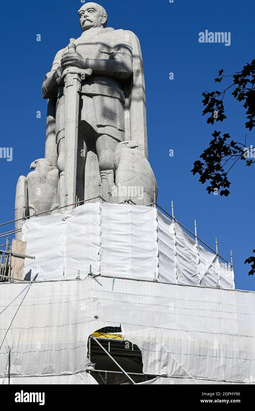 GERMANIA, Amburgo, restauro di grande statua di granito di otto von Bismarck, cancelliere dell'Impero tedesco, costruito nel 1906, Bismarck ha invitato 1884/85 per la conferenza del congo a Berlino, dove l'africa è stata divisa fino alle potenze coloniali europee / DEUTSCHLAND, Amburgo St. Pauli, Alter Elbpark, Restaurierung der 1906 gebauten Statua des Reichskanzler otto von Bismarck, Bismarck Hat 1884/85 in Berlin zur Kongokonferenz zur Aufteilung Afrikas in Kolonien eingeladen Foto Stock