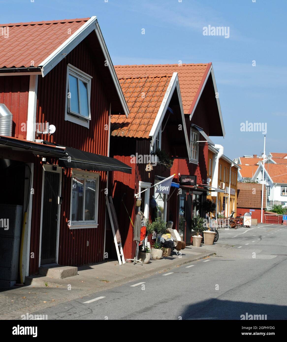 Piccole strade e vecchie case nel centro del paese, Fjällbacka, Svezia Foto Stock