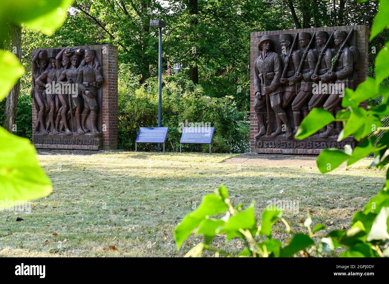 GERMANIA, Amburgo, monumento coloniale tedesco-Africa orientale, monumento Askari presso l'ex caserma nazista dell'esercito lettow-Vorbeck a Jenfeld , Askari è un termine per i soldati africani nativi che servono nelle truppe coloniali, monumento istituito nel 1938 dallo scultore Walter von Ruckteschell, lasciato Askari nativo con i portieri nativi, Ufficiale coloniale tedesco di destra con Askaris nativo Foto Stock